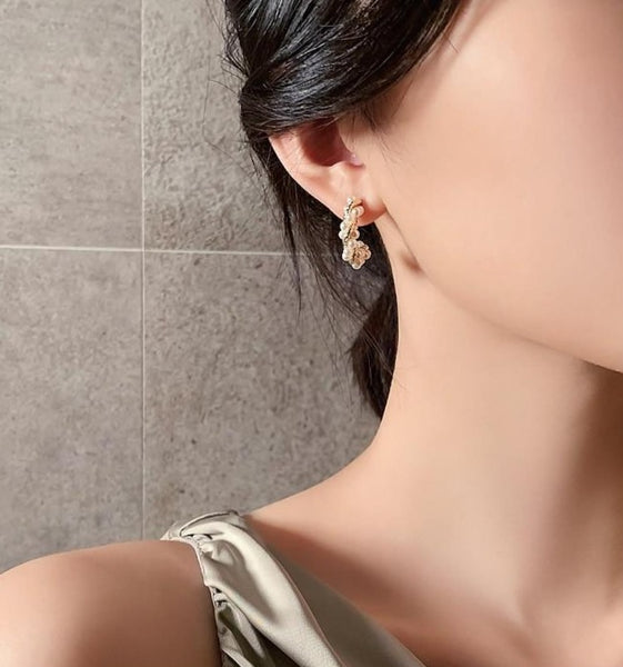 Twisted Pearl Huggies Earrings - Earrings - Altanze