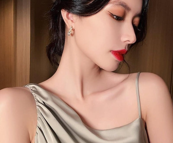 Twisted Pearl Huggies Earrings - Earrings - Altanze