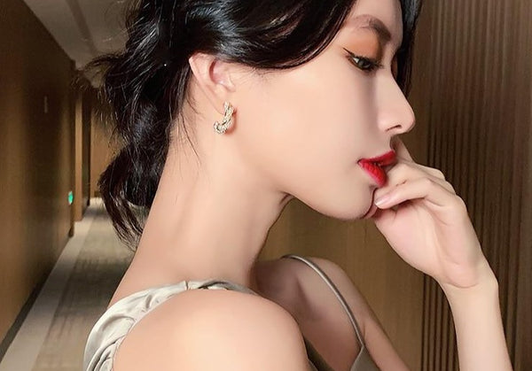 Twisted Pearl Huggies Earrings - Earrings - Altanze